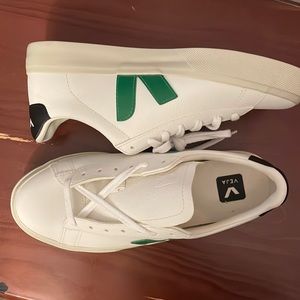 White, black and green Vejas sneaker. EUR 40 US size 9. Never been worn out.